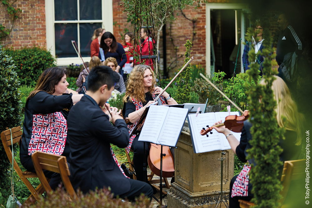 String quartet in the museum garden