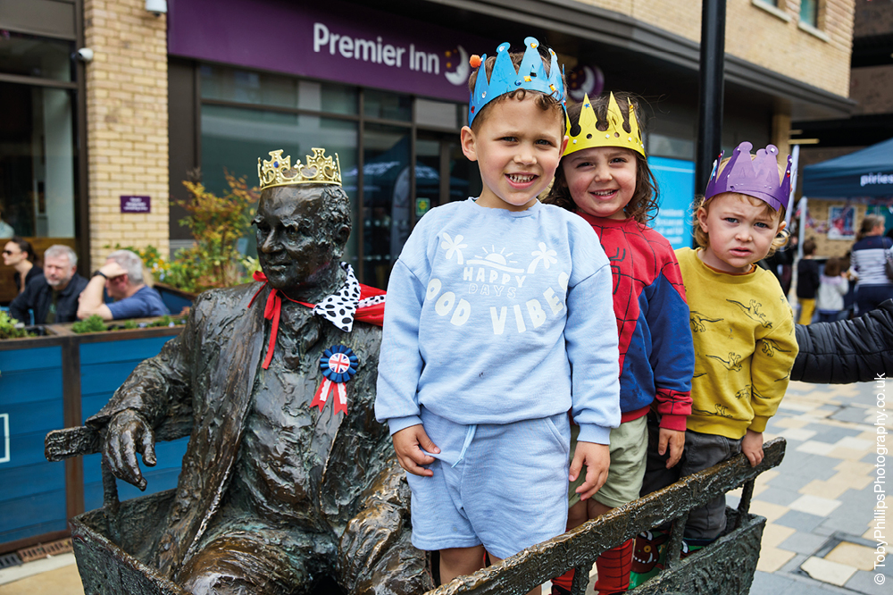 Children with crowns in Piries Place